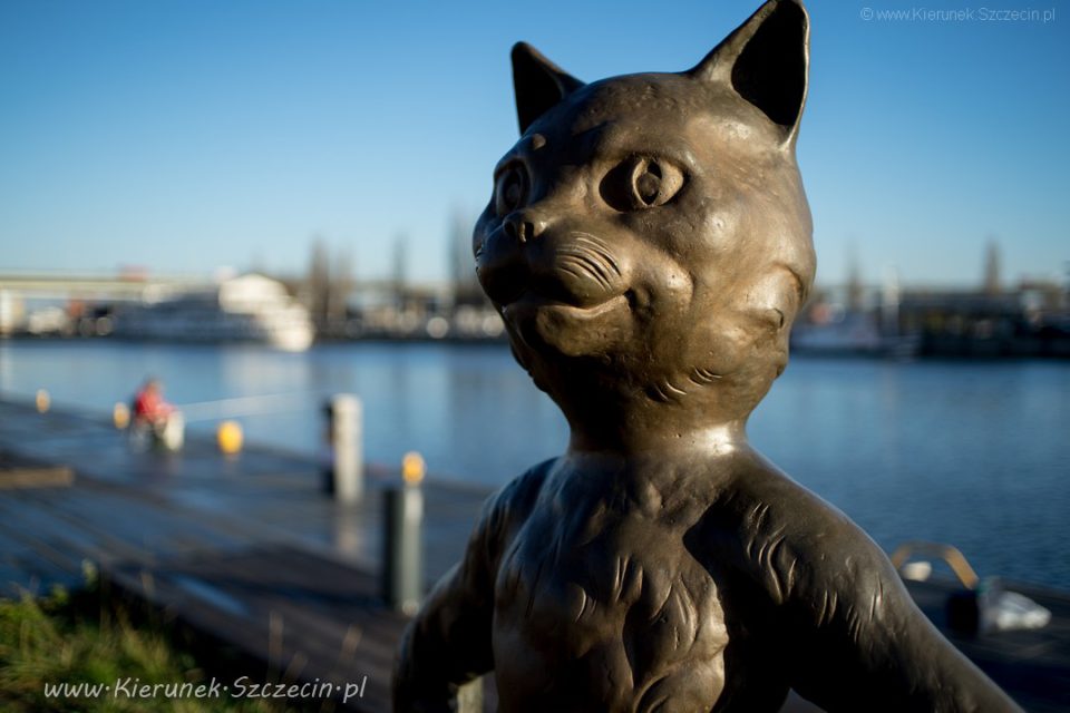 Szczecin. Pomniki. Rzeźby. Rzeźba kota Umbriagi @ Aleja żeglarzy / bulwary szczecińskie