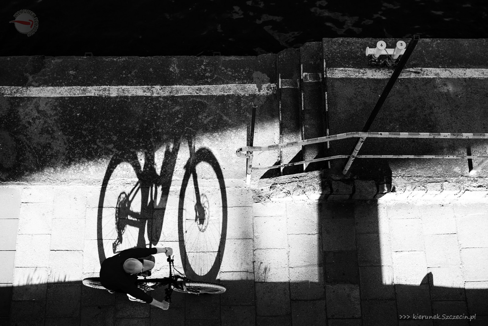 Fotografia. Szczecin na co dzień. 25.06.2023. Rowerzysta w Szczecinie