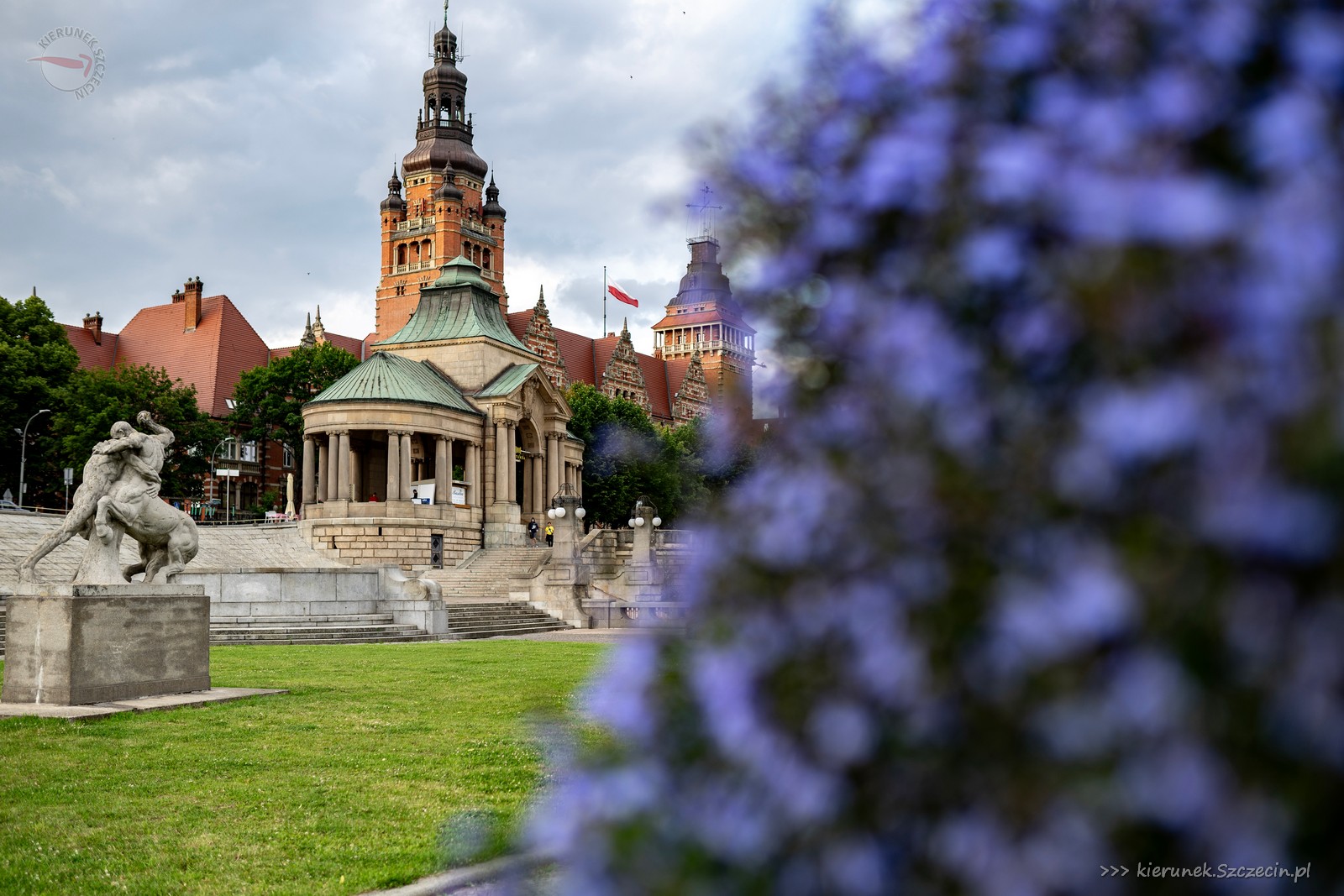 Fotografia. Szczecin na co dzień. 02.07.2023. Wały Chrobrego. Zachodniopomorski Urząd Wojewódzki w Szczecinie