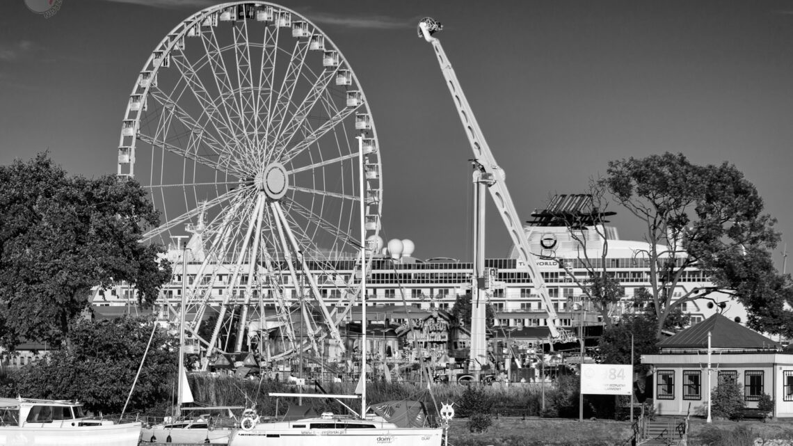 Fotografia. Szczecin na co dzień. 16.07.2023. Szczecin Eye i wycieczkowiec The World w Szczecinie