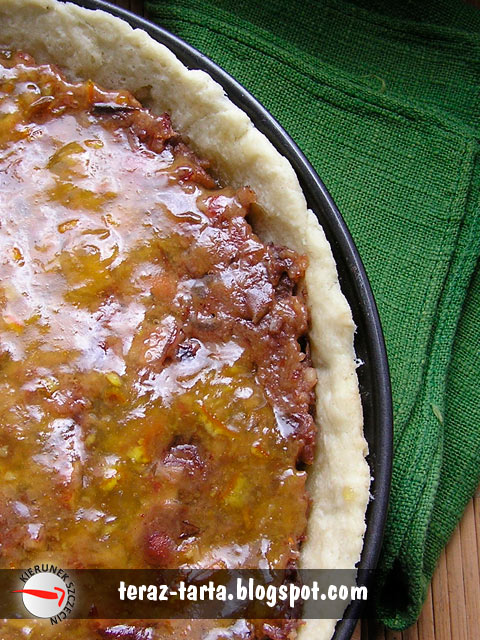 Wielkanocna tarta z nadzieniem daktylowo orzechowym 03