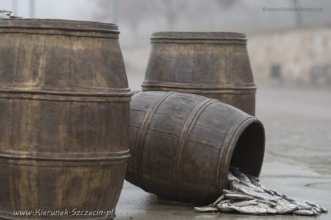 Szczecin. Pomniki. Rzeźby. Beczki pełne śledzi @ Aleja Żeglarzy, Bulwar Piastowski nad Odrą