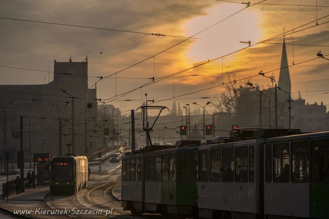 2 stycznia 2020, Szczecin na co dzień tramwaje na ul. Wyszyńskiego, mroźny wschód słońca nad Szczecinem