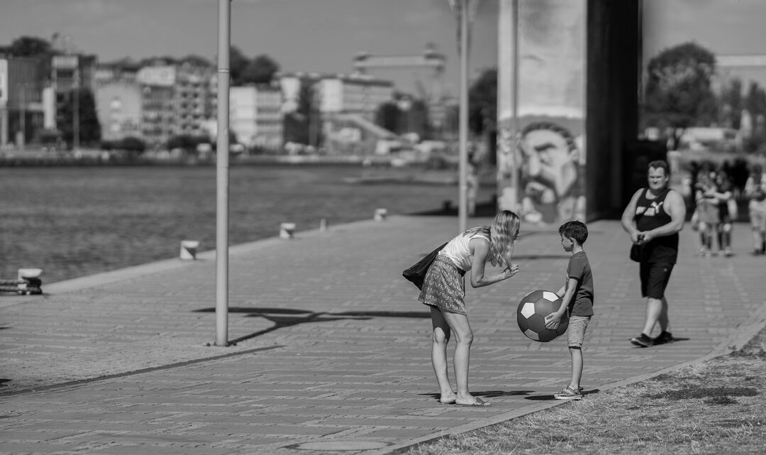 Fotografia. Szczecin na co dzień 16.08.2020. Matka, syn i marzenia o futbolu