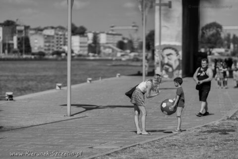 Fotografia. Szczecin na co dzień 16.08.2020. Matka, syn i marzenia o futbolu