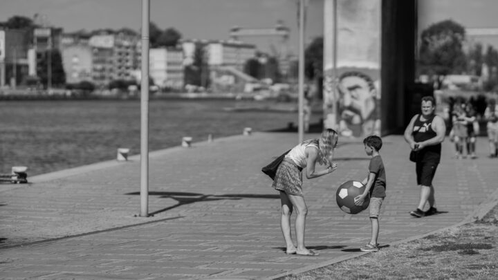 Fotografia. Szczecin na co dzień 16.08.2020. Matka, syn i marzenia o futbolu