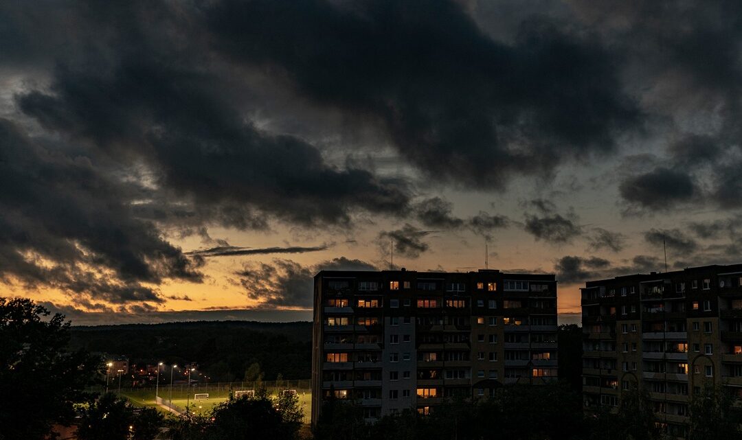 Fotografia. Szczecin na co dzień 07.10.2020. Zachód słońca nad Osiedlem Bukowym. Szczecin Prawobrzeże