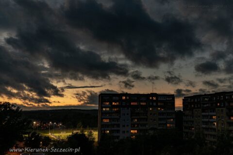 Fotografia. Szczecin na co dzień 07.10.2020. Zachód słońca nad Osiedlem Bukowym. Szczecin Prawobrzeże