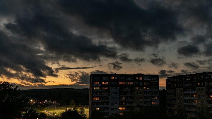 Fotografia. Szczecin na co dzień 07.10.2020. Zachód słońca nad Osiedlem Bukowym. Szczecin Prawobrzeże