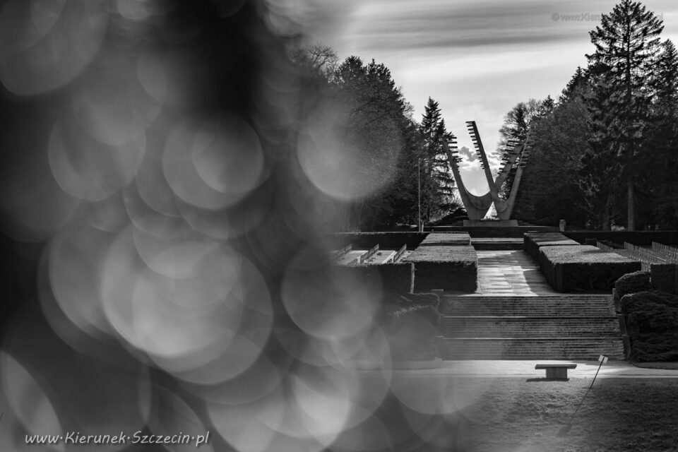 Fotografia. Szczecin na co dzień 14.04.2021. Pomnik Braterstwa Broni na Cmentarzu Centralnym w Szczecinie