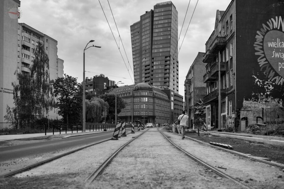 Fotografia. Szczecin na co dzień. 20.06.2023. Torami do hotelu Dana i Hanza Tower w Szczecinie