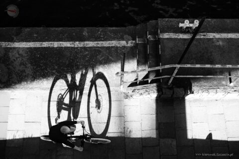 Fotografia. Szczecin na co dzień. 25.06.2023. Rowerzysta w Szczecinie