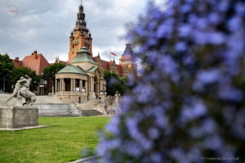 Fotografia. Szczecin na co dzień. 02.07.2023. Wały Chrobrego. Zachodniopomorski Urząd Wojewódzki  w Szczecinie