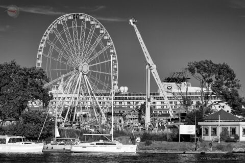 Fotografia. Szczecin na co dzień. 16.07.2023. Szczecin Eye i wycieczkowiec The World w Szczecinie