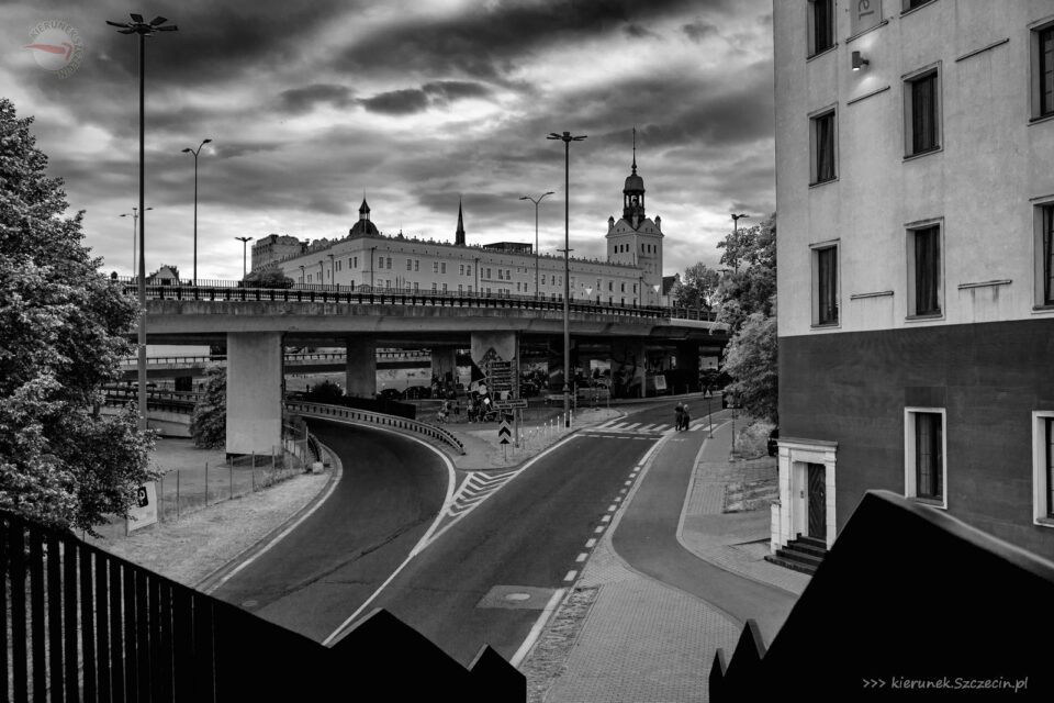 Fotografia. Szczecin na co dzień. 23.07.2023. Widok na Zamek Książąt Pomorskich w Szczecinie