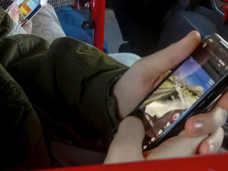 2026 10 13 Szczecin na co dzień, telefony w naszych rękach, przystanek rzeczywistość - razem ale osobno.JPG