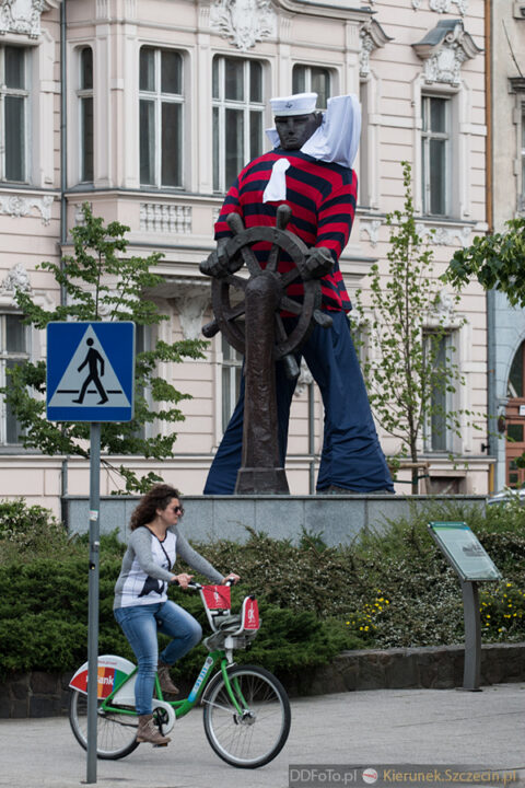 Ubrany Pomnik Marynarza-Sternika :: 02